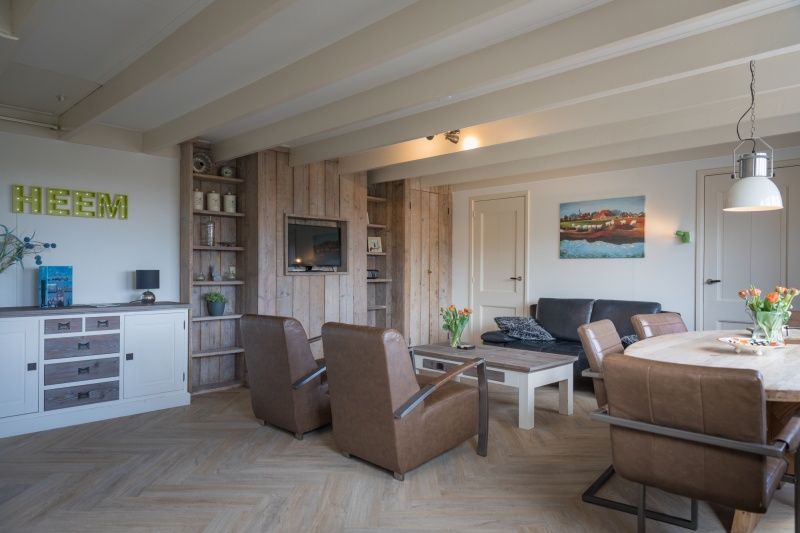 Ruime woonkamer van Appartement Heem in Den Hoorn, Texel, met comfortabele zitplaatsen en een rustieke inrichting.