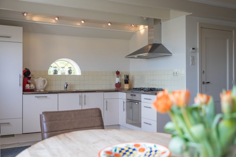Moderne keuken in Appartement Heem, Den Hoorn, Texel, met alle benodigde voorzieningen voor een comfortabel verblijf.
