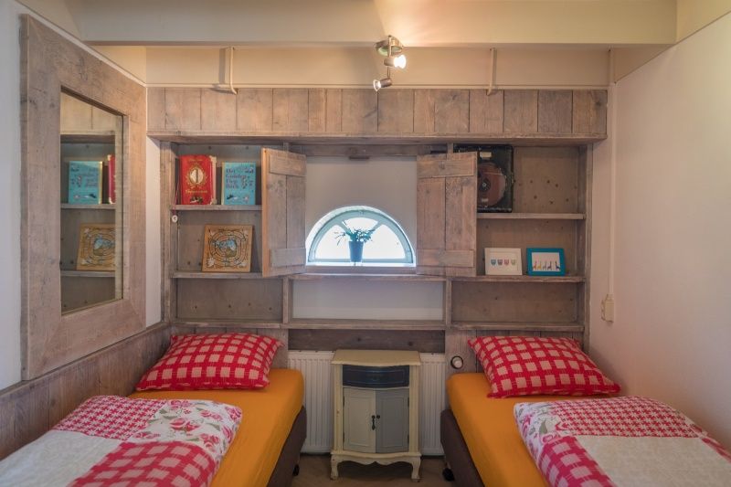 Tweede slaapkamer in Appartement Heem, Den Hoorn, Texel, met twee eenpersoonsbedden en rustieke houten details.