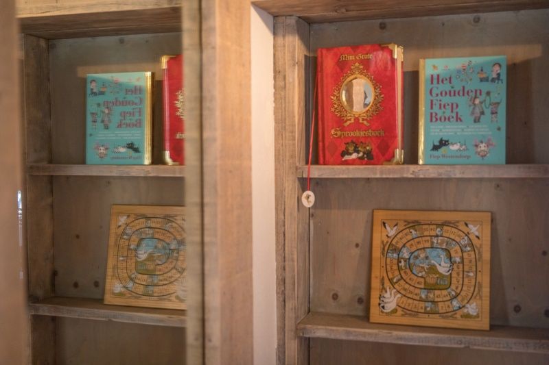 Detail van de boekenplank in Appartement Heem, Den Hoorn, Texel, met een selectie van boeken voor ontspanning.