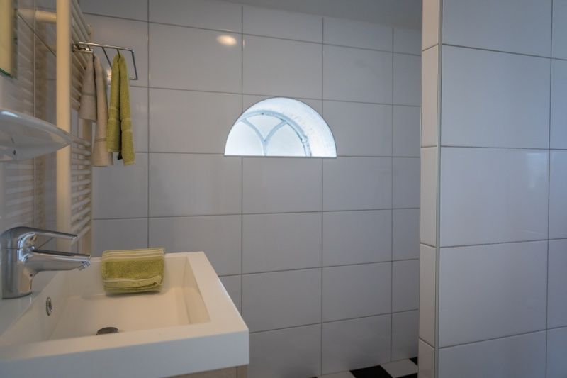 Moderne badkamer in Appartement Heem, Den Hoorn, Texel, met stijlvolle tegels en een comfortabele douche.