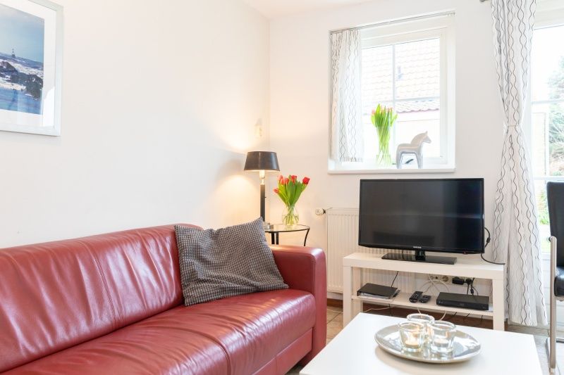 Heller Sitzbereich in Konijnenhol Texel mit moderner Ausstattung und Gartenblick.