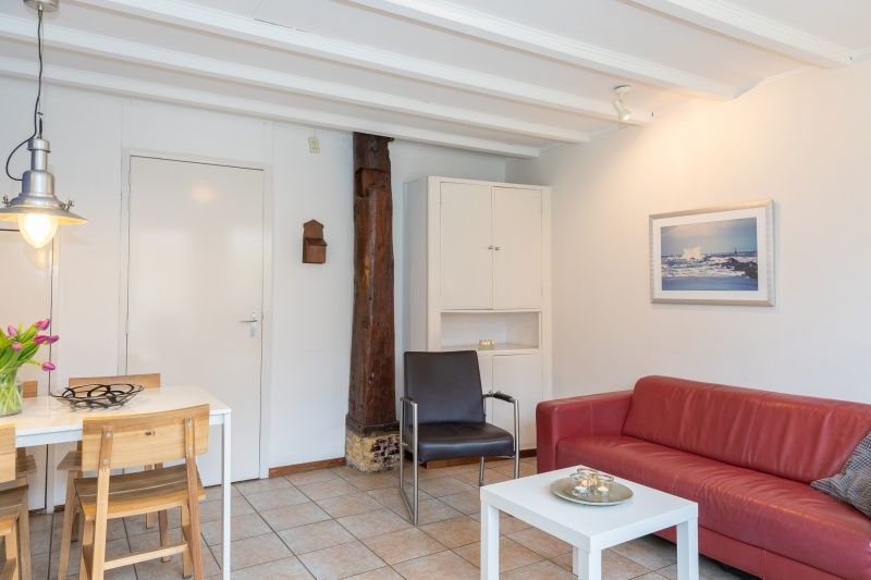 Stilvolle Einrichtung des Rabbit Hole Den Hoorn mit Essbereich und authentischen Details.