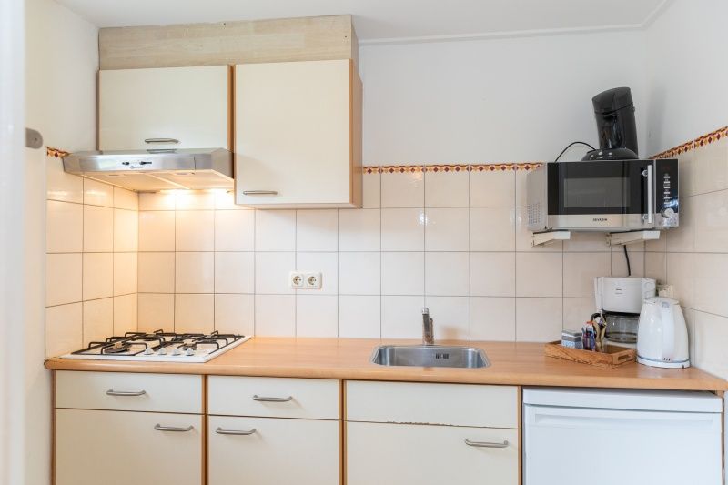 Voll ausgestattete Kueche im Rabbit Hole Texel fuer einen komfortablen Aufenthalt.