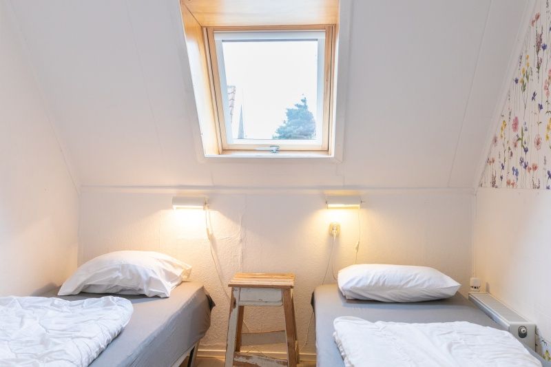 Gemuetliches Doppelzimmer in Konijnenhol Texel mit Dachfenster und natuerlichem Licht.