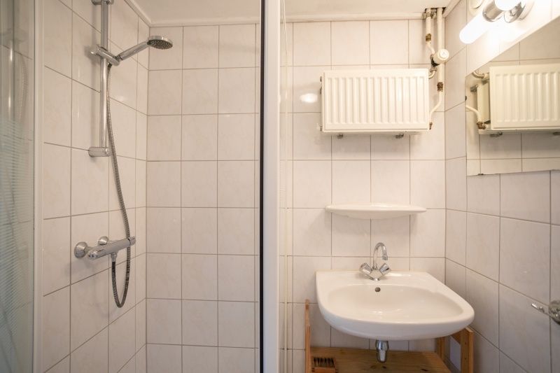 Modernes Badezimmer in Konijnenhol Den Hoorn Texel mit Dusche und Waschbecken.