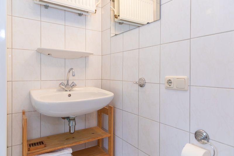 Kompaktes Badezimmer von Rabbit Hole Texel mit praktischer Aufteilung und Waschbecken.