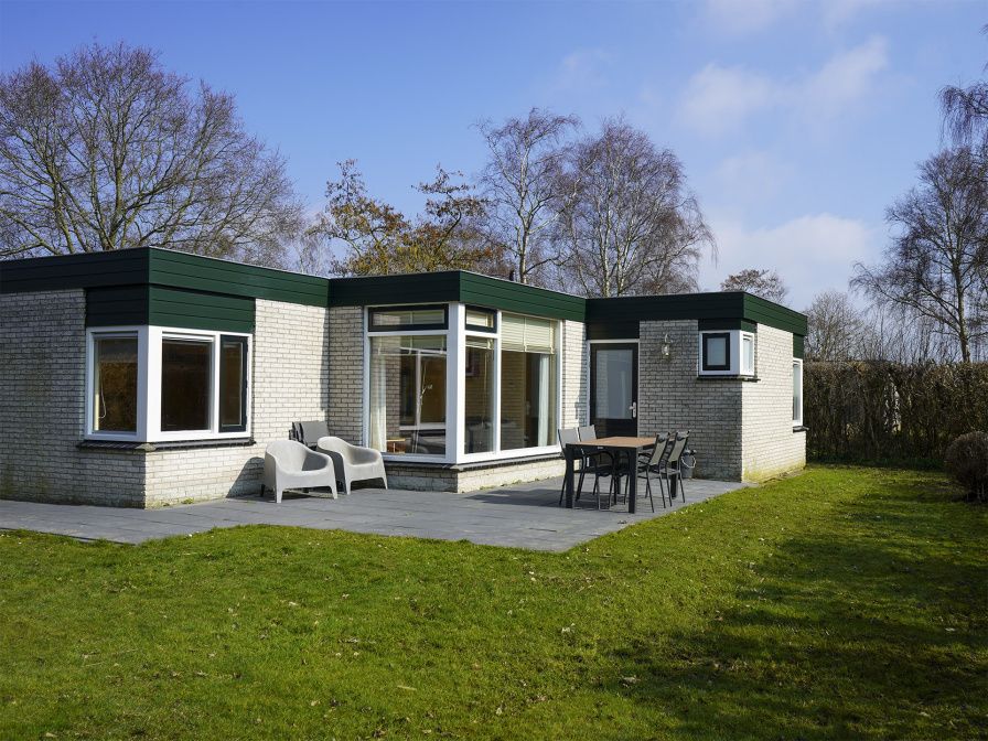 Garden wall vacation home in Oosterend Texel with spacious terrace and green garden.
