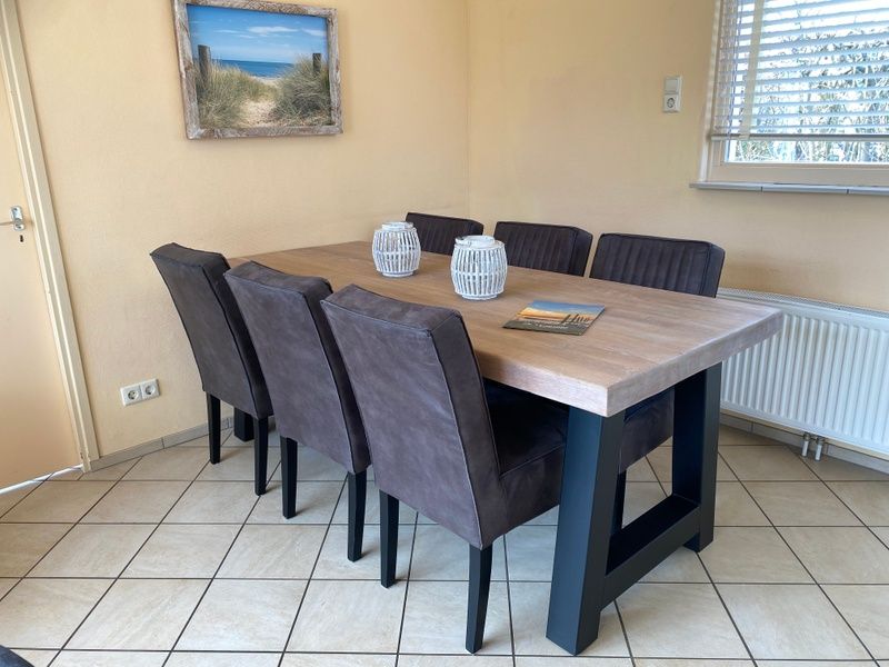 Stylish dining area in Garden Wall vacation home, Oosterend Texel.