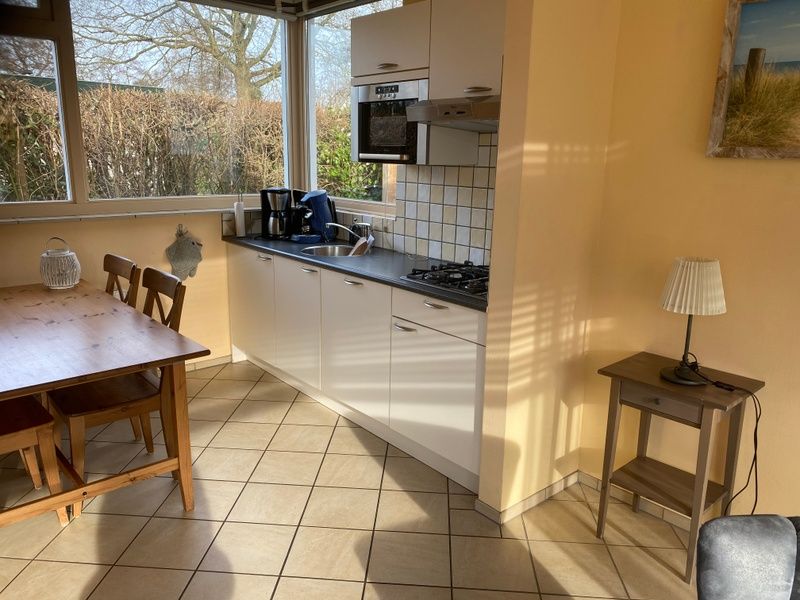 Fully equipped kitchen in Tuinwal vacation home, Oosterend Texel.