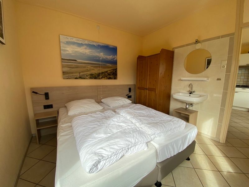 Spacious double bedroom in Tuinwal vacation home, Texel.