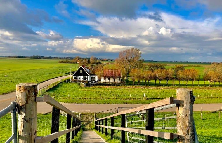 Vacation home in Oosterend on Texel offers beautiful views of green fields and rural surroundings on the Wadden Islands.