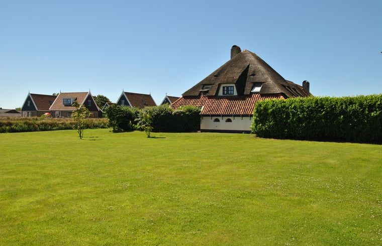 Ferienhaus in Oosterend, Texel, mit grossem Garten und traditioneller Architektur auf den Watteninseln.