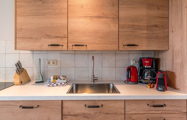 Vollstaendig ausgestattete Kueche des Ferienhauses in Oosterend, Texel, Ferienhaus mit Kaffeemaschine auf den Watteninseln.