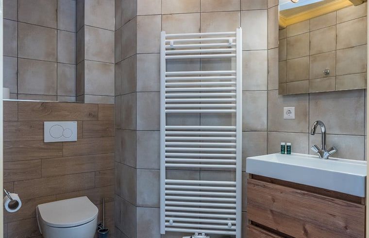 Badezimmer im Ferienhaus in Oosterend, Texel, Ferienhaus mit modernem Waschbecken und Toilette auf den Watteninseln.