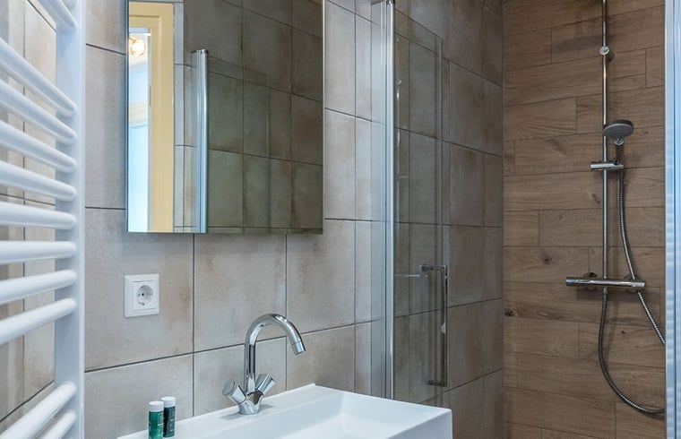 Dusche in Cottage in Oosterend, Texel, Ferienhaus mit Glastuer und moderner Ausstattung auf den Watteninseln.