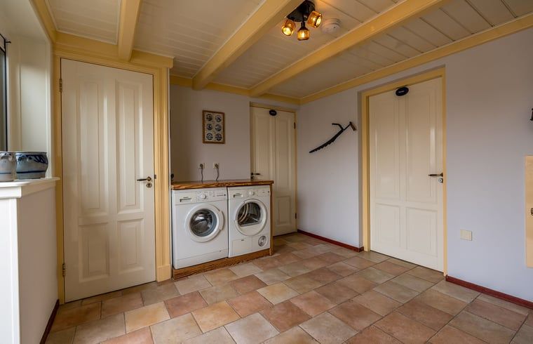Waschkueche im Ferienhaus in Oosterend, Texel, Ferienhaus mit Waschmaschine und Trockner auf den Watteninseln.