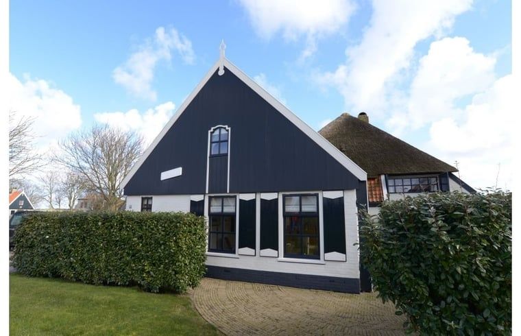 Charming Holiday Home in Oosterend on Texel with thatched roof and green surroundings.