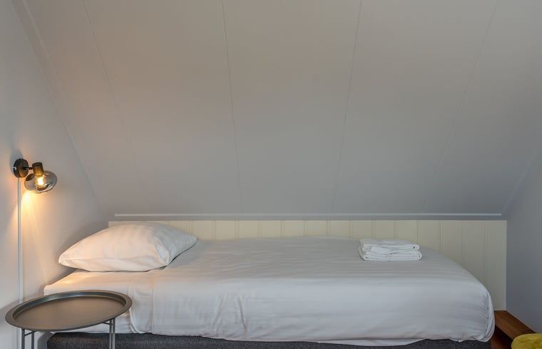 Cozy bedroom with single bed in Holiday home in Oosterend, Texel.