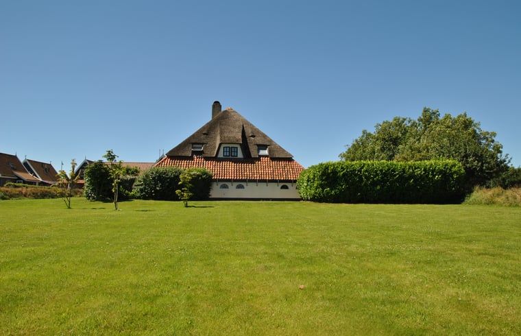 Expansive garden surrounding Holiday cottage in Oosterend, Texel, ideal for relaxation.