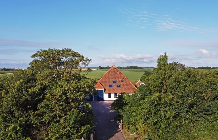 Entrance Holiday home in Oosterend, Texel surrounded by greenery. Perfect vacation home for tranquility seekers on the Wadden Islands.