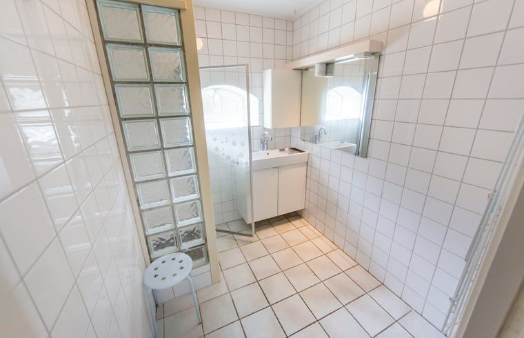 Modern bathroom in Holiday home in Oosterend, Texel. Stylish vacation home on the Wadden Islands.