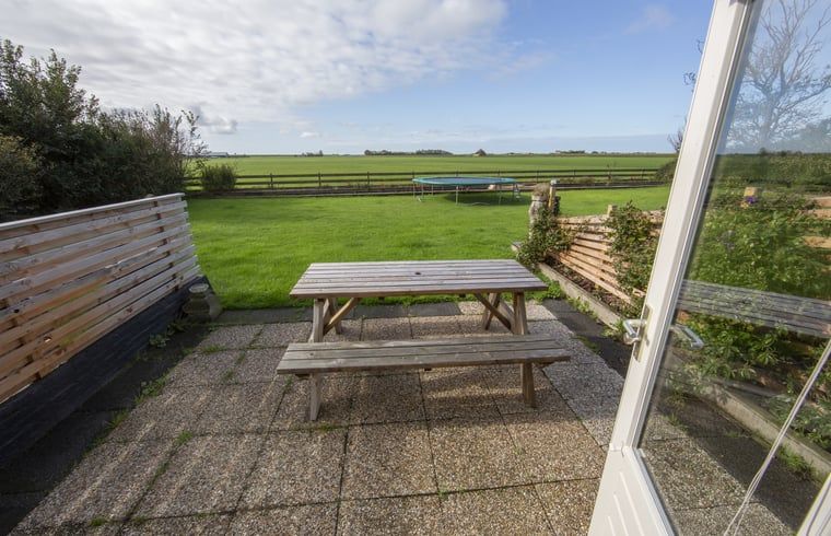 Terrace with picnic table at Holiday home in Oosterend, Texel. Relaxed vacation home on the Wadden Islands.