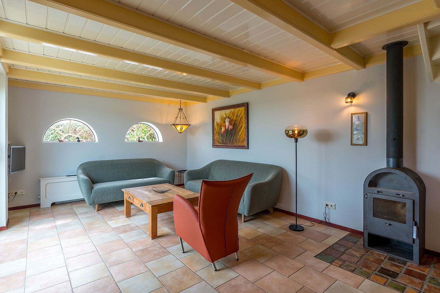 Cozy sitting area with fireplace in the Zilverling vacation home on Texel.
