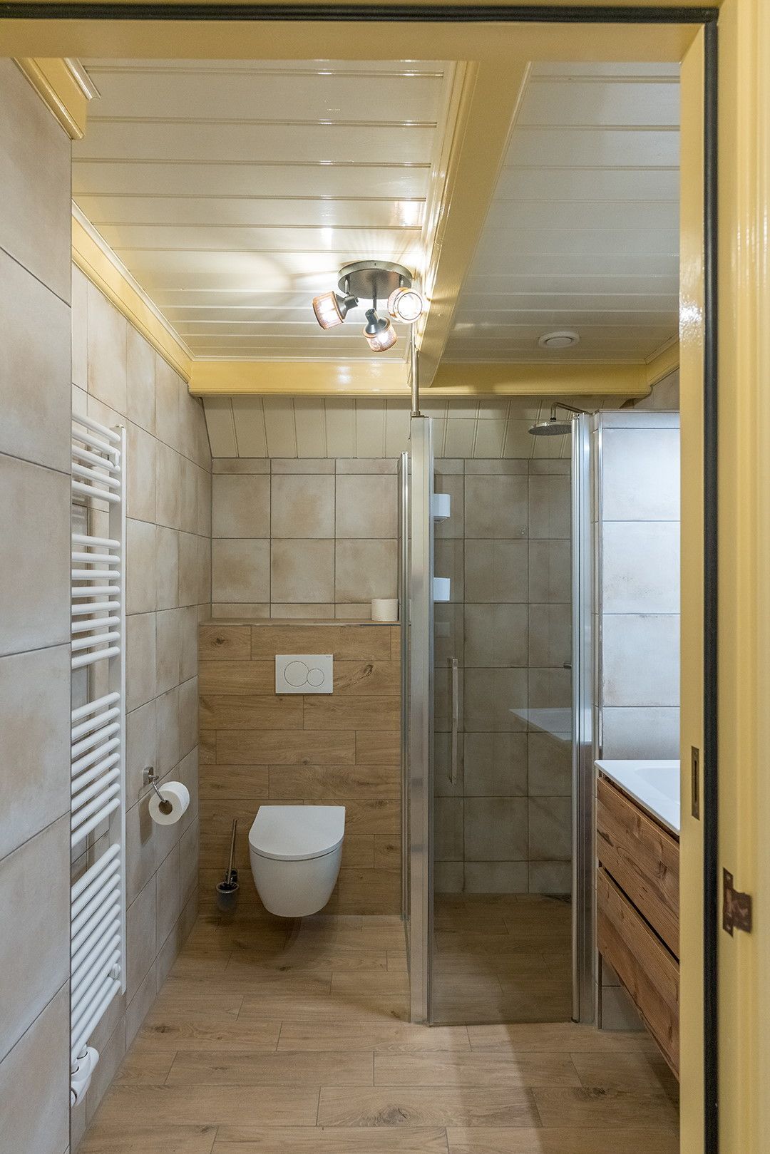 Modern bathroom with shower in Zilverling vacation home, Oosterend, Texel.