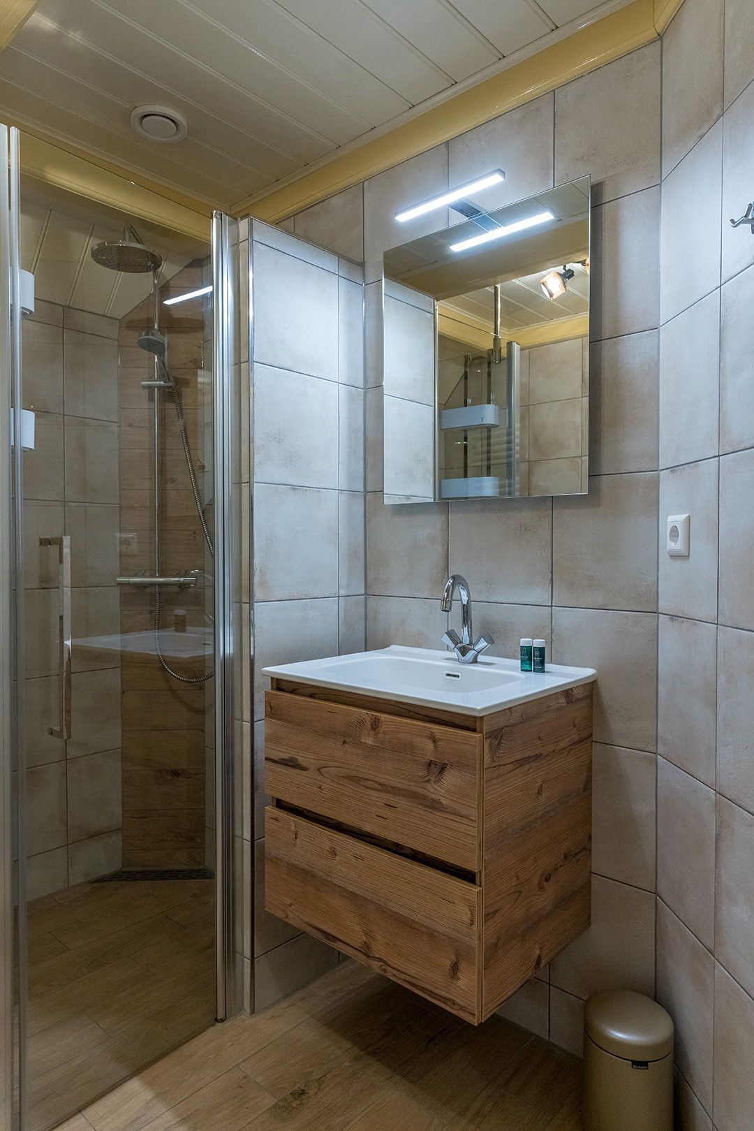 Stylish sink and shower in the bathroom of Zilverling vacation home, Texel.