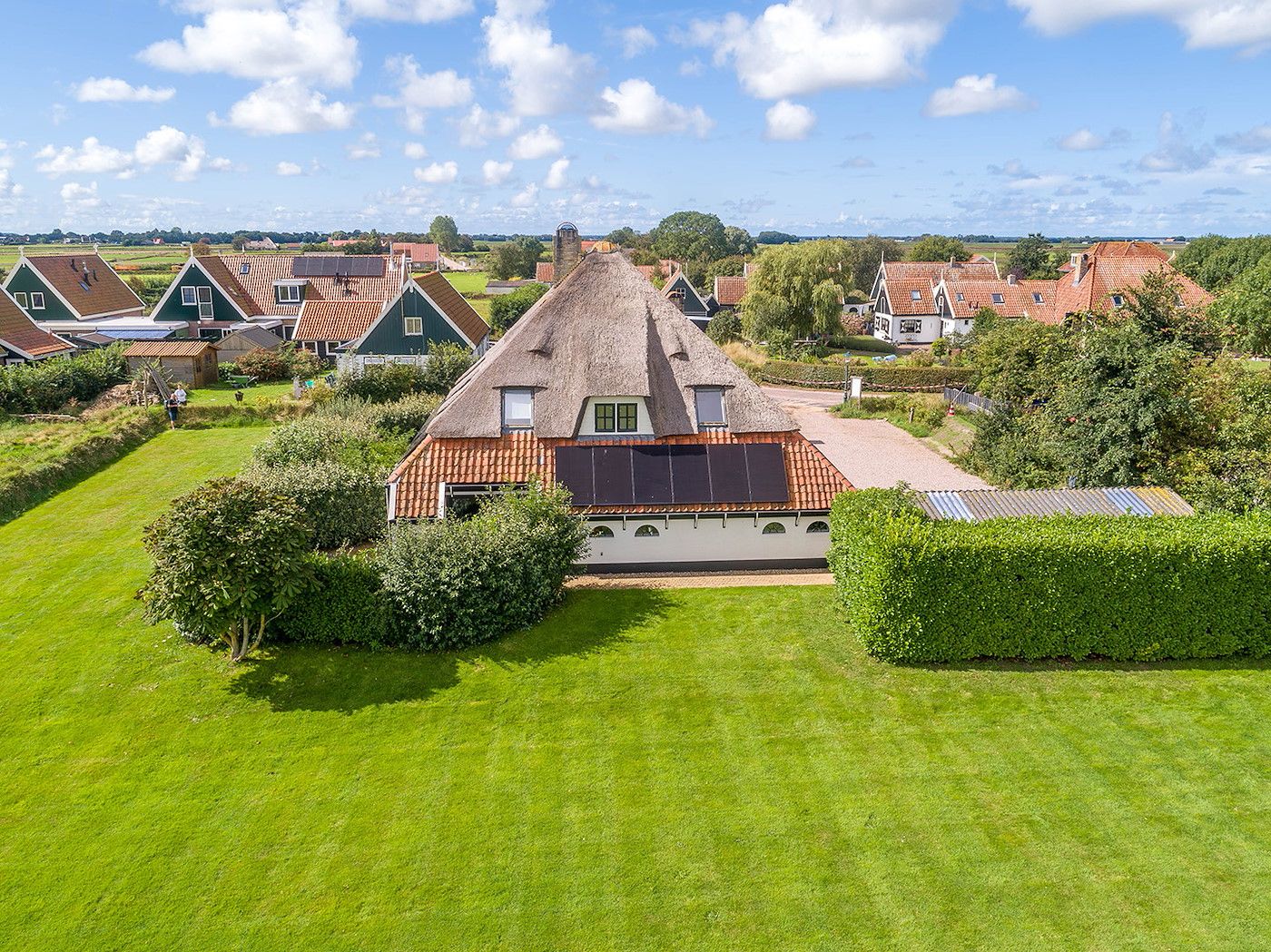 Rear view of Zilverling vacation home with large garden in Oosterend, Texel.
