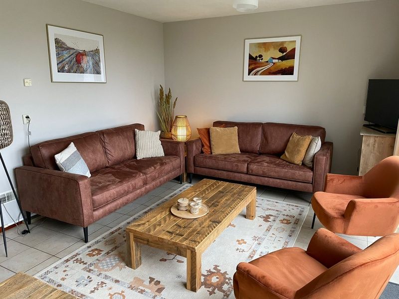 Stijlvolle woonkamer van Type II - nr. 47 Koolmees, vakantiehuis in Oosterend, Texel, met comfortabele zitruimte.