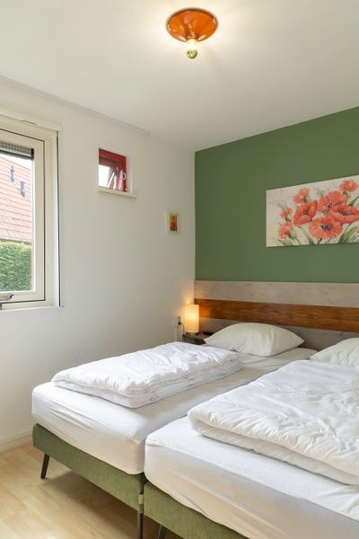 Schlafzimmer mit zwei Betten in Typ II+ - Nr. 77 Goldfinch, Ferienhaus in Oosterend Texel.