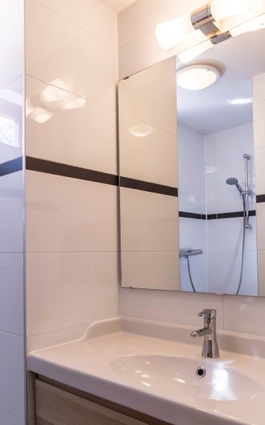 Modernes Badezimmer in Typ II+ - Nr. 77 Goldfinch, Ferienhaus in Oosterend Texel mit Dusche und Waschbecken.