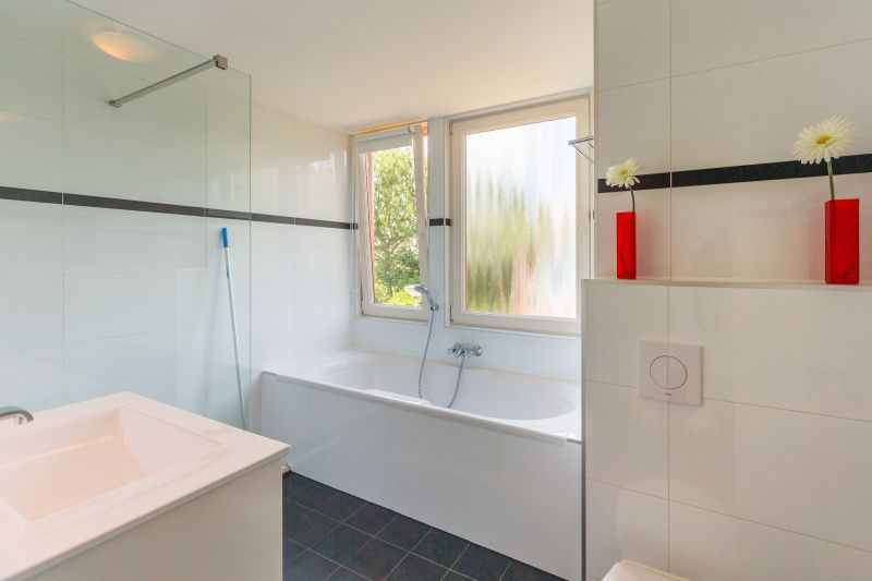 Geraeumiges Badezimmer mit Badewanne in Typ II+ - Nr. 77 Goldfinch, Ferienhaus in Oosterend Texel.