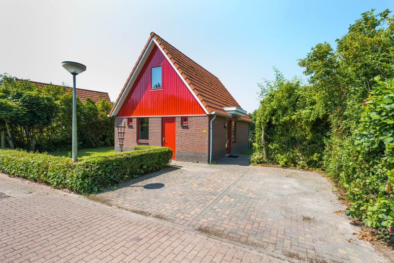 Vorderansicht des Ferienhauses Typ II+ - Nr. 35 Skor in Oosterend, Texel mit geraeumiger Auffahrt.