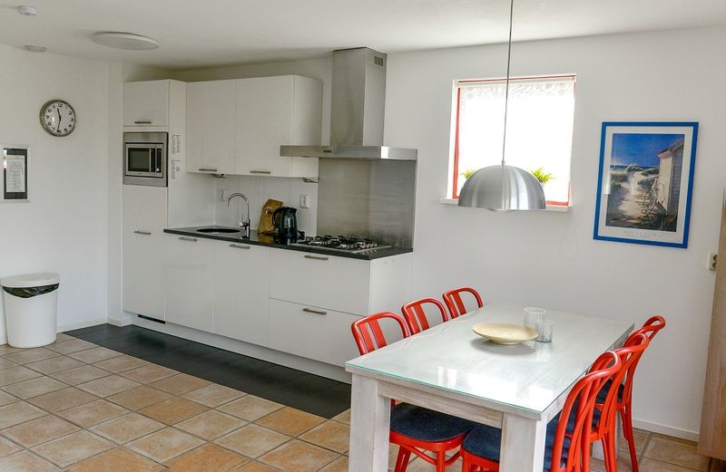 Moderne Kueche im Ferienhaus Typ II+ - Nr. 35 Skor, Oosterend, Texel mit Essecke.