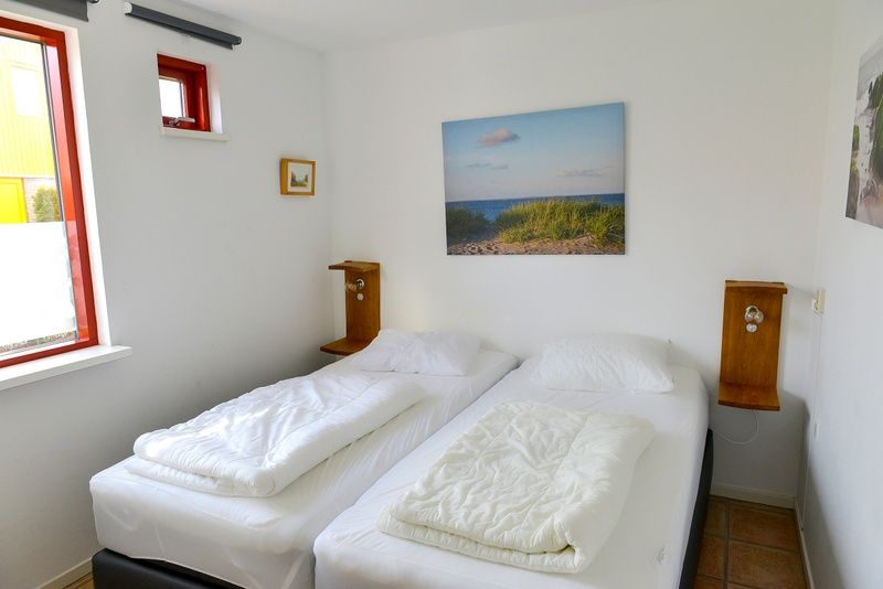 Schlafzimmer mit zwei Betten in Typ II+ - Ferienhaus Nr. 35 Skor, Oosterend, Texel.
