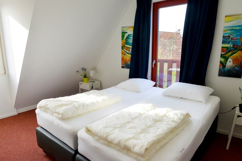 Geraeumiges Doppelzimmer im Ferienhaus Typ II+ - Nr. 35 Skor, Oosterend, Texel mit Balkon.