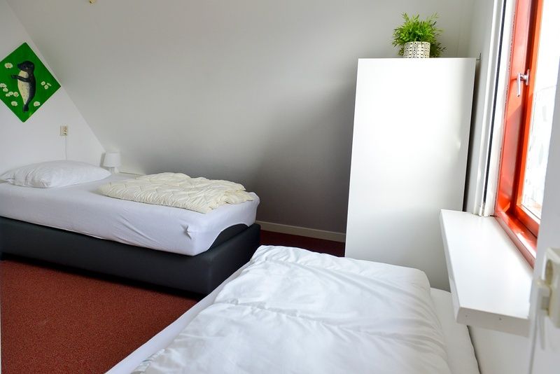 Schlafzimmer mit zwei Einzelbetten in Typ II+ - Ferienhaus Nr. 35 Skor, Oosterend, Texel.