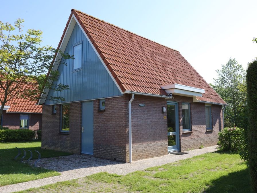 Type I - No. 55 Marel, vacation home in Oosterend Texel with charming facade and red roof tiles, ideal for a relaxing stay on the Wadden Islands.