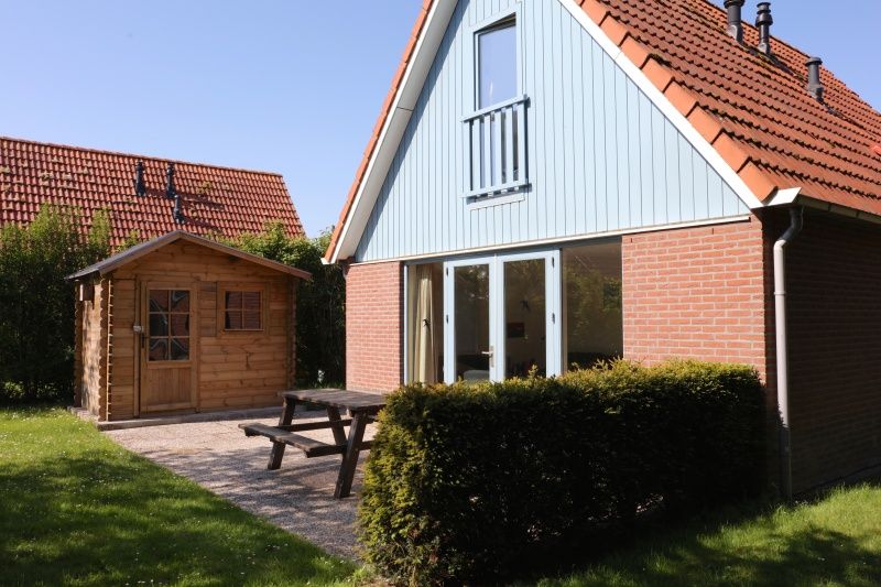 Type I - No. 55 Marel, Oosterend Texel, offers a spacious terrace with picnic table and views of nature, ideal for outdoor living on the Wadden Islands.