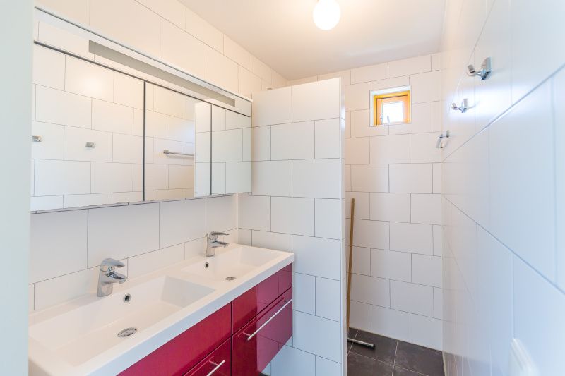 Modern bathroom in Type I - No. 55 Marel, Oosterend Texel, with spacious shower and double sink, ideal for comfort on the Wadden Islands.