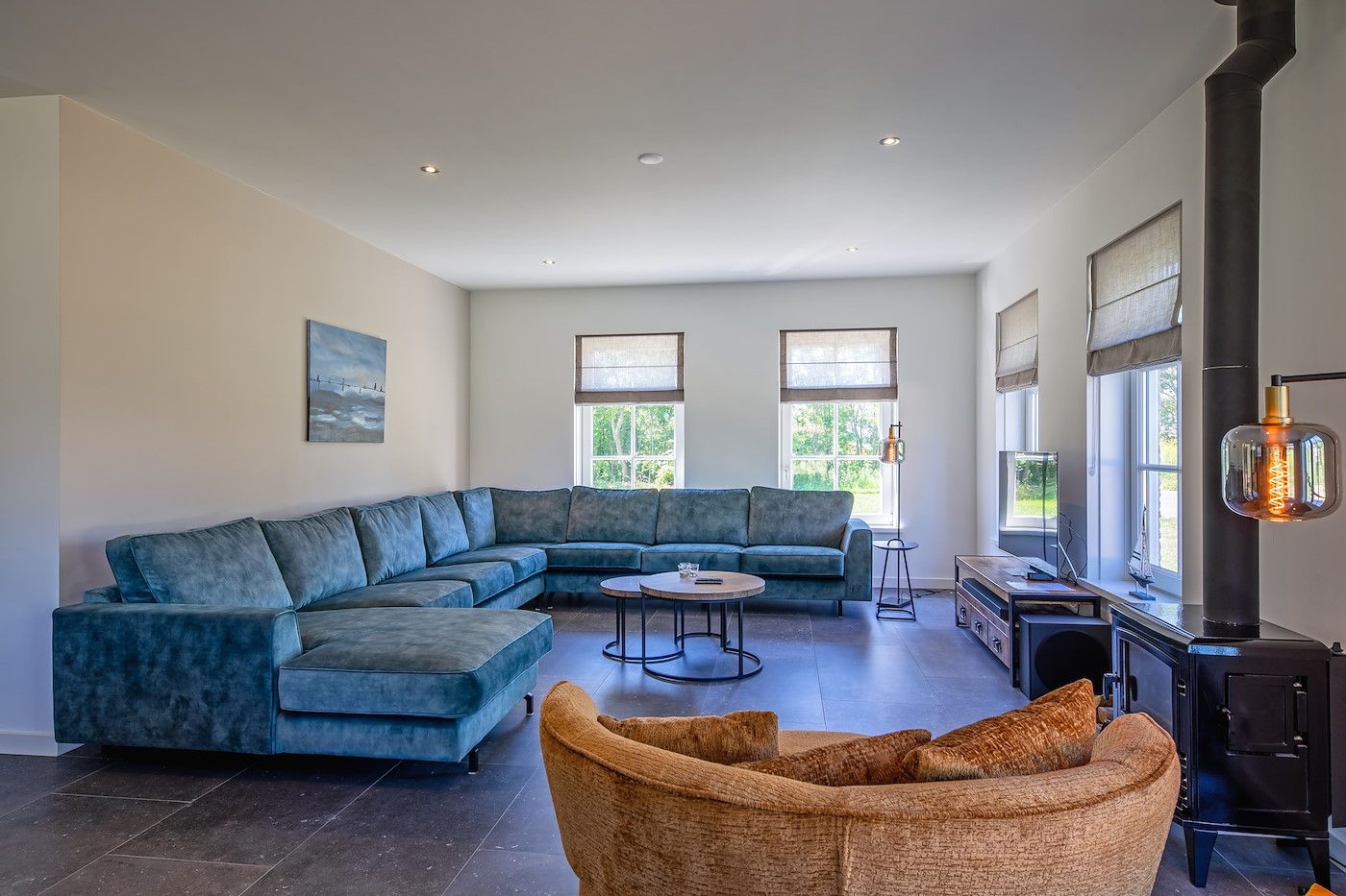 Gezellige woonkamer in vakantiehuis 46 - Nieuw Zeeland, Oosterend, Texel, met comfortabele zitbank.