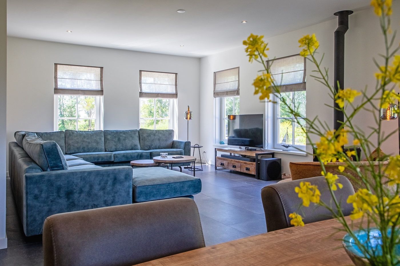 Stijlvolle woonkamer met open haard in 46 - Nieuw Zeeland, vakantiehuis Oosterend, Texel.