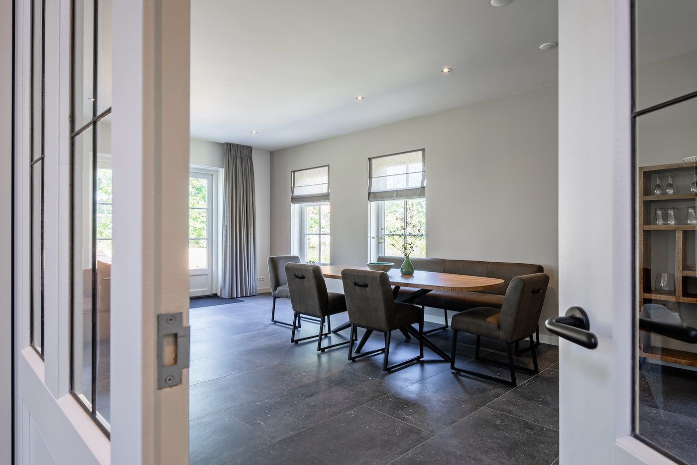 Moderne keuken in vakantiehuis 46 - Nieuw Zeeland, Oosterend, Texel, met ruime eettafel.