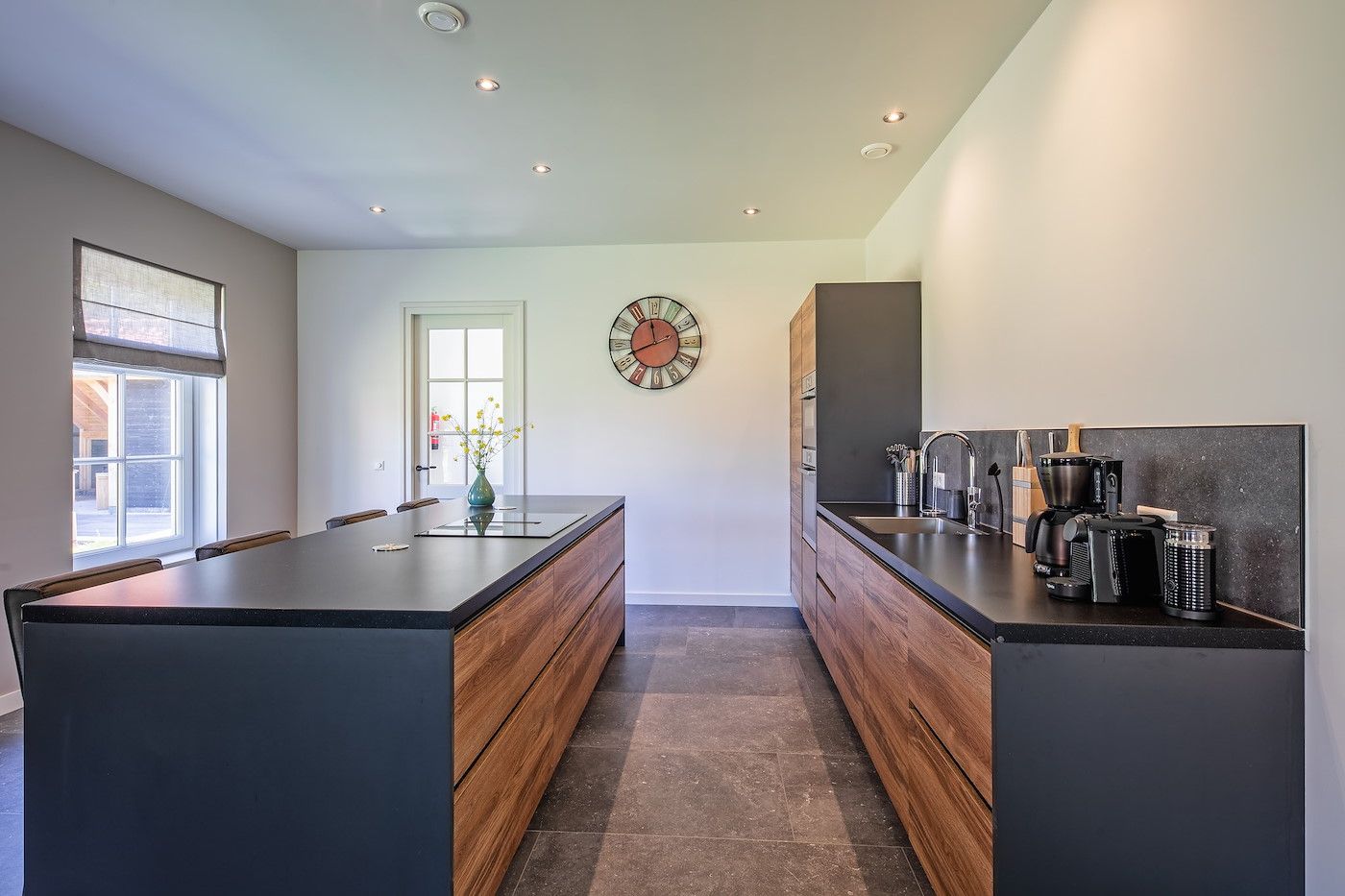 Moderne badkamer in vakantiehuis 46 - Nieuw Zeeland, Oosterend, Texel, met inloopdouche.