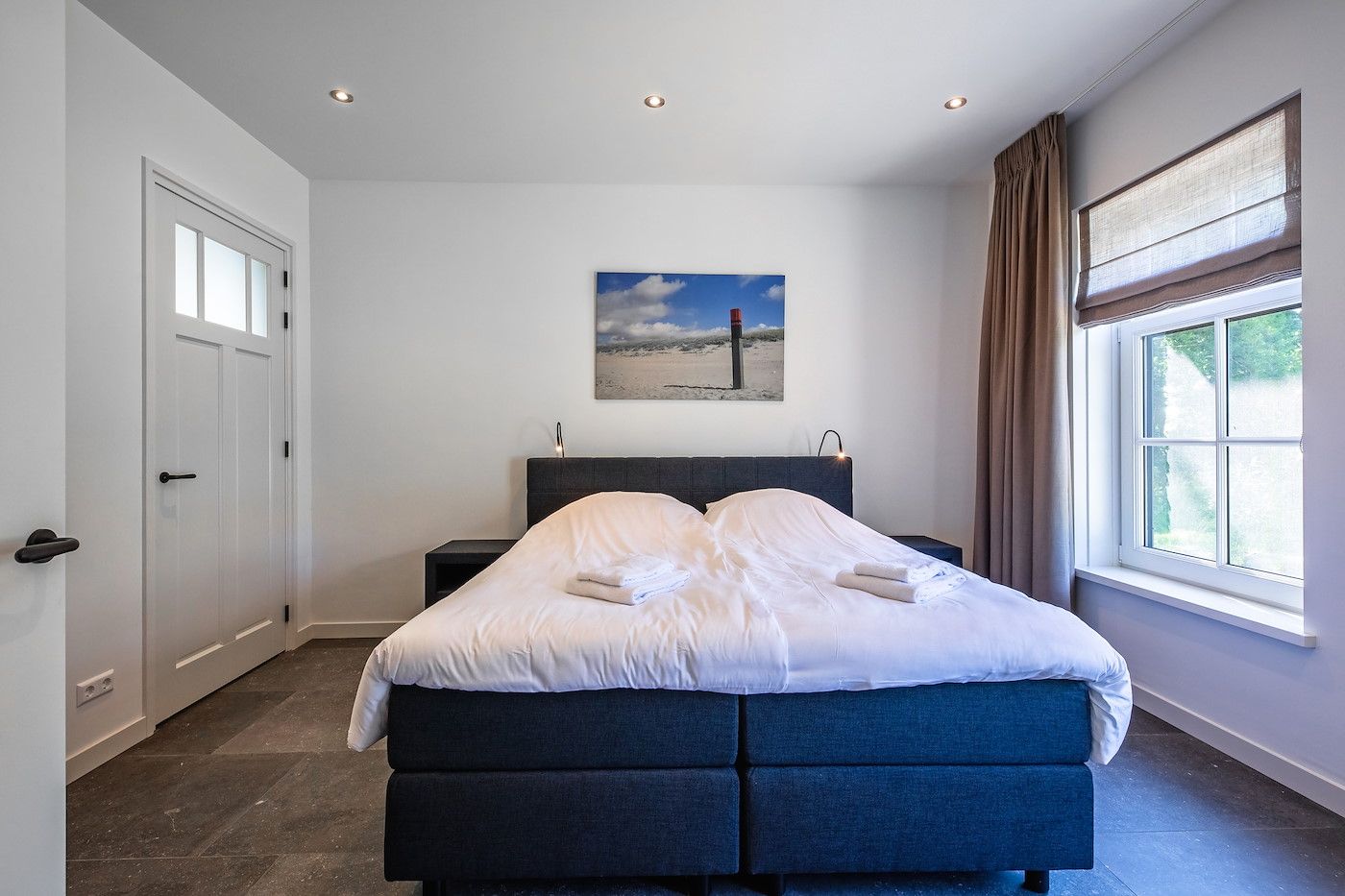 Zicht op slaapkamer vanuit badkamer in vakantiehuis 46 - Nieuw Zeeland, Oosterend, Texel.