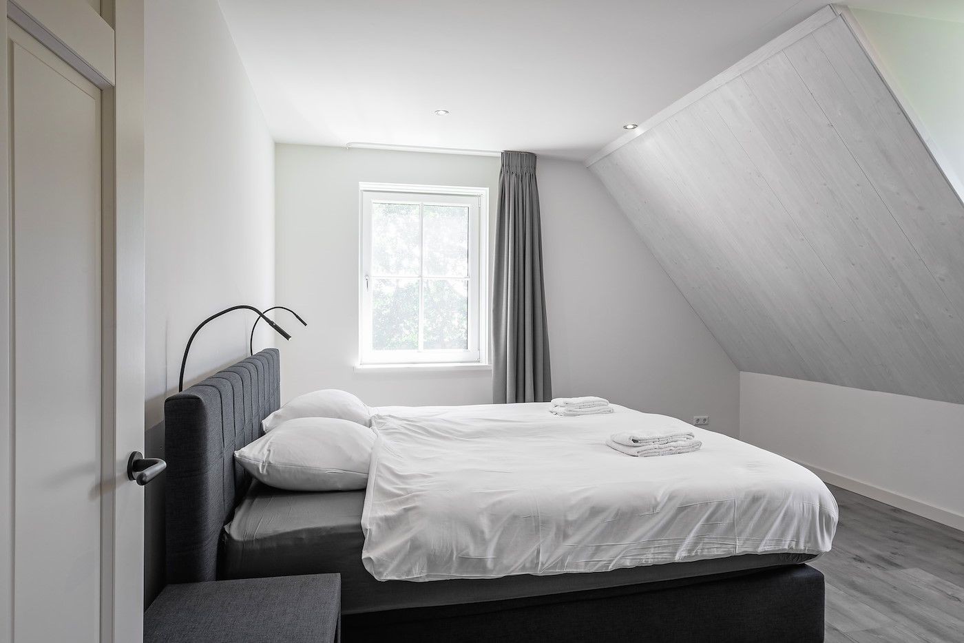 Slaapkamer met uitzicht op tuin in vakantiehuis 46 - Nieuw Zeeland, Oosterend, Texel.