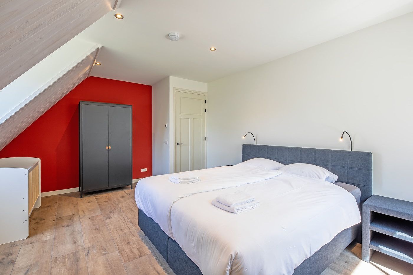 Comfortabele slaapkamer met moderne inrichting in 46 - Nieuw Zeeland, vakantiehuis Oosterend, Texel.